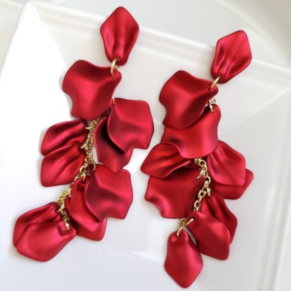 Floral Elegant long red rose petals